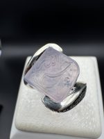 انگشتر عقیق سوسنی مردانه طرح نقطه با ذکر حسبی الله