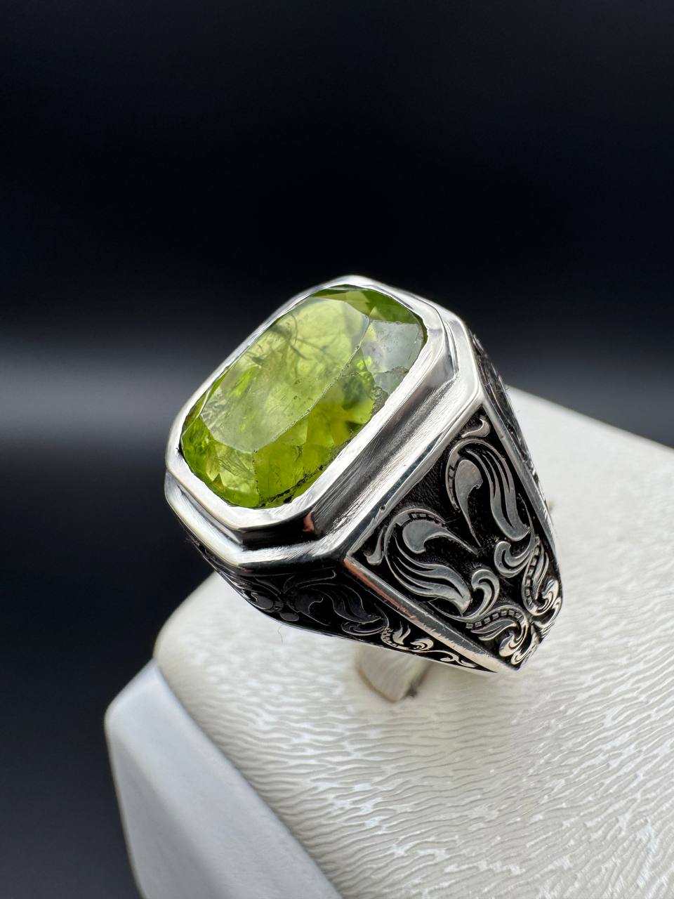 انگشتر مردانه زبرجد اصل با قلمزنی رکاب